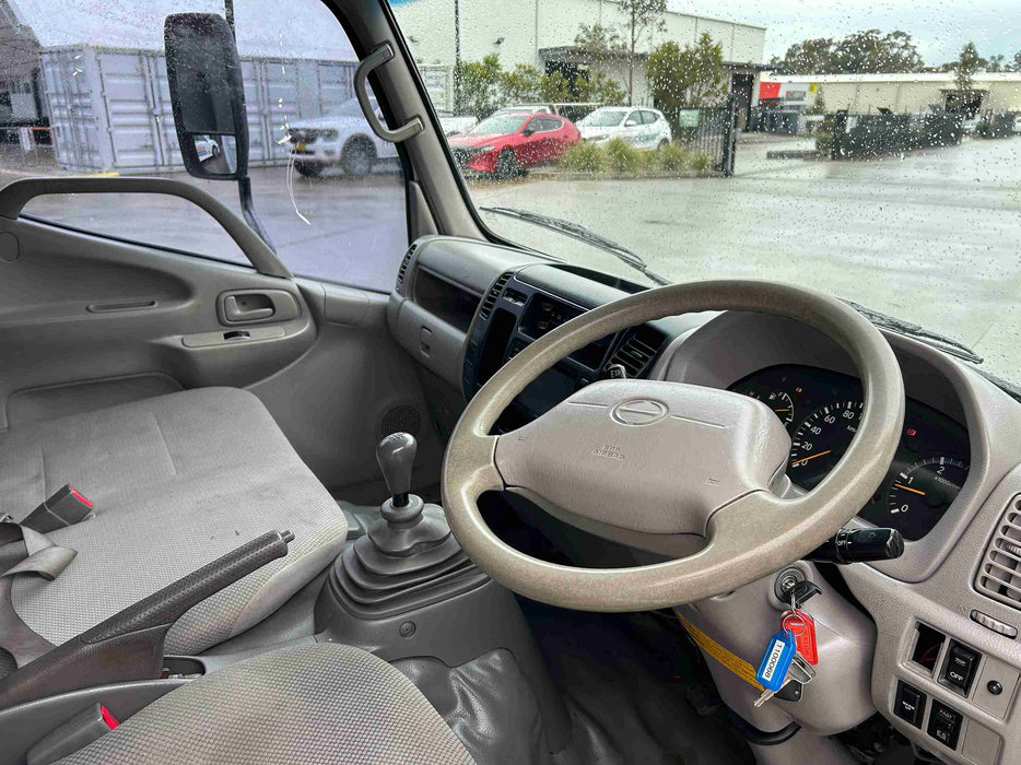 2009 Hino 300