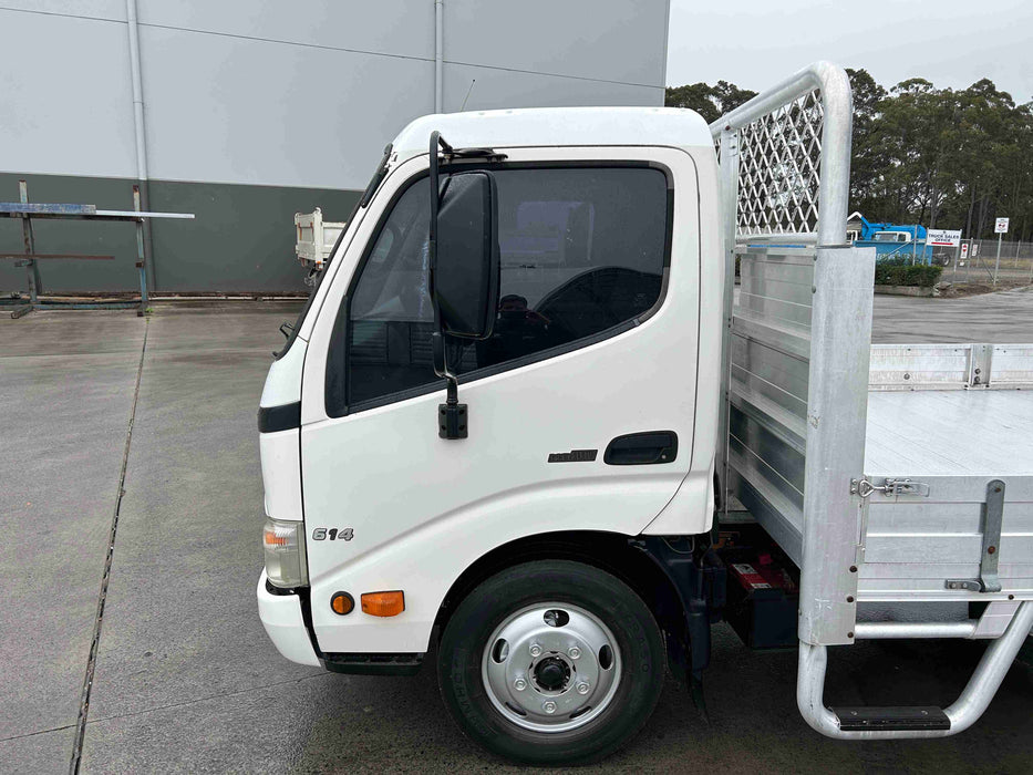 2009 Hino 300