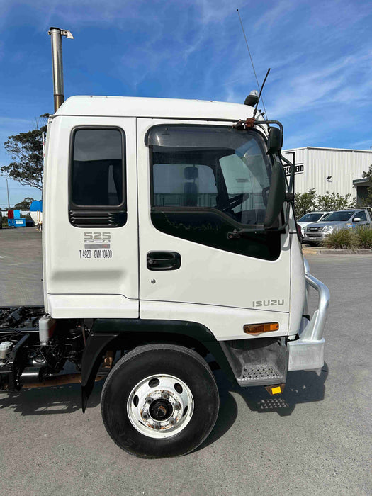 2004 Isuzu Frr 500 Trucksmart  side view of cabin