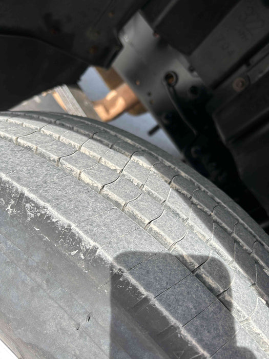 2004_Isuzu_Frr_500_Trucksmart_ tyres