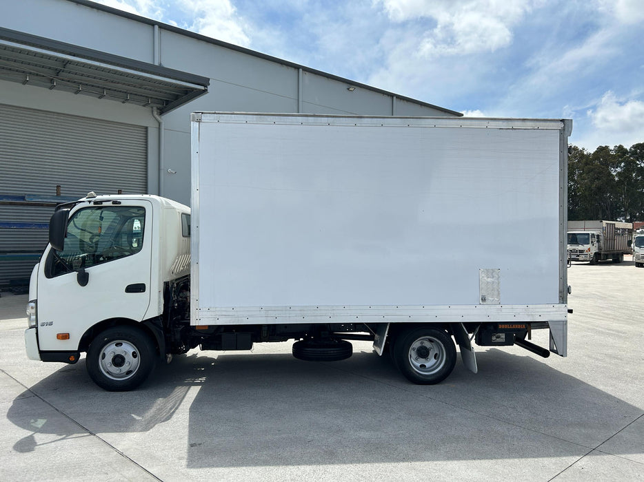 2017 Hino 300